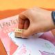 een hand met een stempel die stempelt op een papier met daarop bijna helemaal leesbaar 'lentefestival'